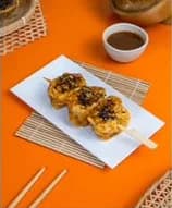 Dimsum jumbo di tusuk dengan saus