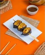 Dimsum jumbo di tusuk dengan saus