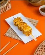 Dimsum jumbo di tusuk dengan saus